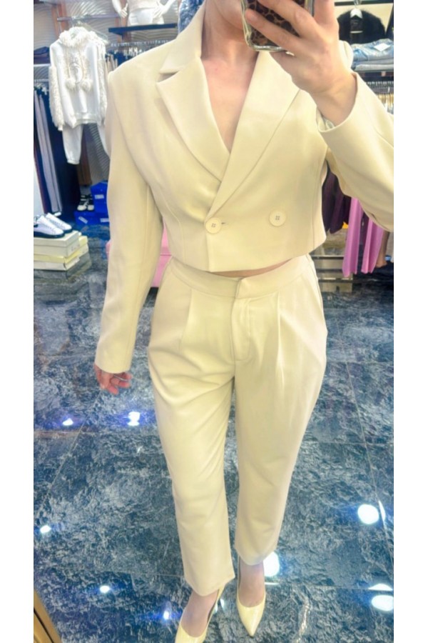 Düğmeli Crop Ceket.